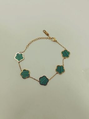 Gold-Tone Bracelet with Green Clover Accents, Women's, Romantic